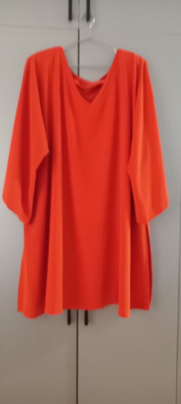 Köynək və bluzalar: Tünd rəngdə, qızılgül naxışlı qadın tunikası. Bu tunika v-yaxalı və — 5