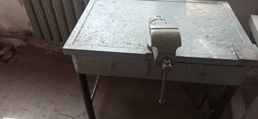 куплю бу инструменты: Продаю слесарный стол вместе с тисками СССР в г. Кара-Балта