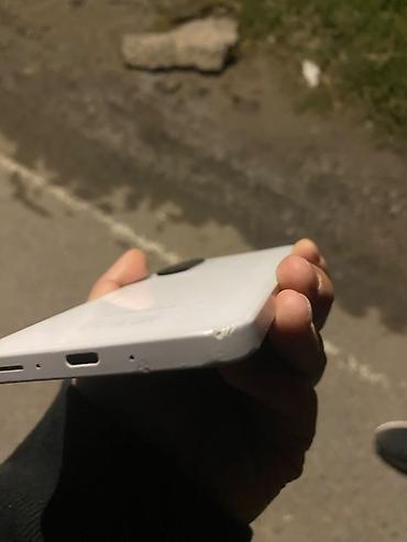 Уюлдук телефондор жана аксессуарлар: Смартфон с экраном около 6–6.5", каплевидный вырез под фронтальную — 7