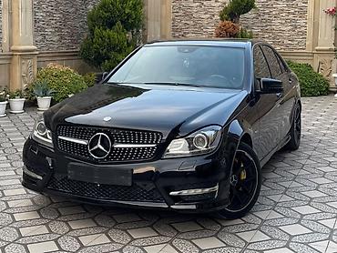 smart avtomobil: Mercedes-Benz C‑Class sedan, qara rəng, AMG üslublu eksteryer paketi — 2