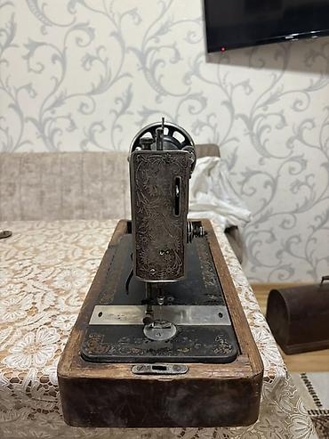 Qədim tikiş maşınları: Kolleksiya üçün qədim tikiş maşını - Daşıma üçün taxta-qablı, qapaqlı — 7
