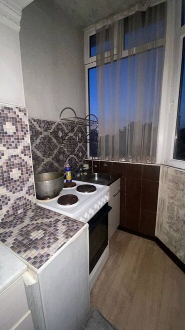 срочно продаётся 1 комнатная квартира в районе ошского рынка по улице кенсуйская: 2 бөлмө, Кыймылсыз мүлк агенттиги, Толугу менен эмереги бар