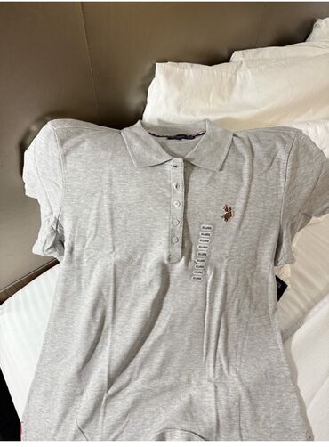 ваеная форма: Серая женская рубашка-поло от U.S. Polo Assn. Короткие рукава и