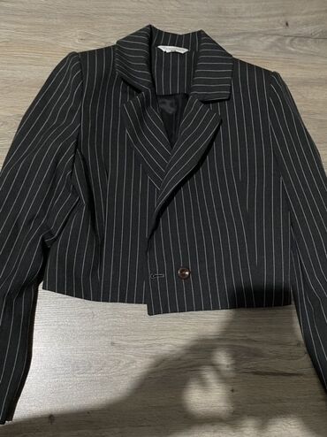 pencek modelleri: Qara rəngli, incə ağ zolaqlı qısa blezer. - Model: qısa kəsim, dar