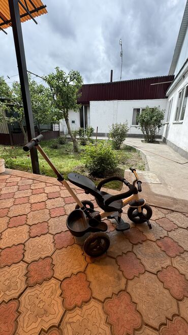 Детские велосипеды: Продаю трехколесный велосипед. Ручка снимается. Продам по низкой цене