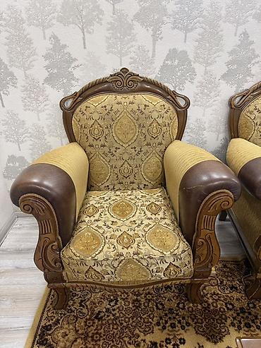 ustol ustul: İşlənmiş, Klassik divan, 2 kreslo, Divan, Jurnal masası, Bazasız, Açılmayan — 6