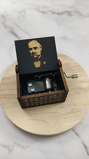 cena novog: Muzička kutija The Godfather, povlačenjem ručice sa strane svira — 1