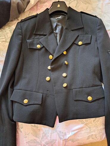 Sakoi: Crni blejzer sa dvorednim kopčanjem i zlatnim dugmadima - Model — 3