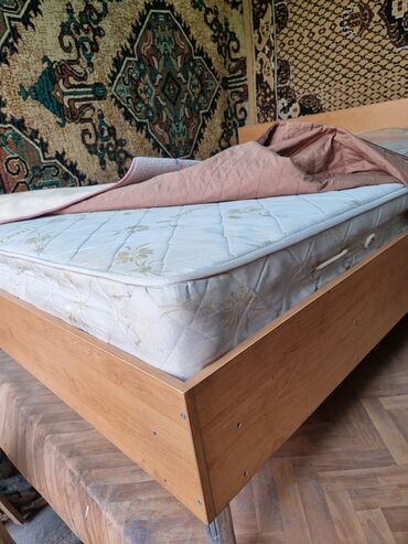 купить кровать полуторку с матрасом: Двухспальная кровать с матрасом. - Размер 155×205 см - Основание