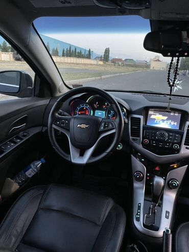 avtomat suret qutusunun temiri: Chevrolet Cruze avtomobilinin salonu. Qara dəri oturacaqlar, avtomatik