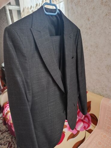 Kostyumlar: Boz rəngdə klassik kişi kostyum dəsti. Tərkib:Kastuyum yeni alinib — 2