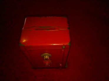 stočić za decu: Box with a key, Metal, color - Red