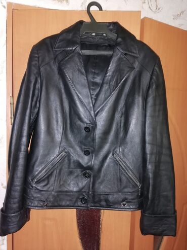 чёрное пальто женское: Курта кожанная в хорошем состоянии (48-50 размер) 500 сом! куртка