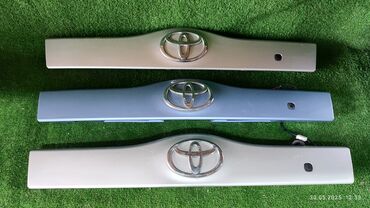 Крылья и комплектующие: Накладка крышки багажника Toyota, 2005 г., Б/у, Оригинал