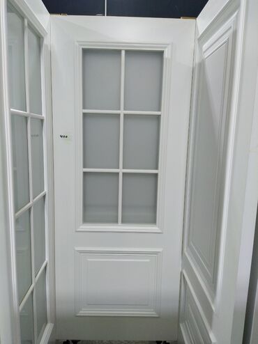 Beton: Ağ rəngdə, şüşəli, altı bölməli daxili qapı. Klassik dizaynı ilə hər
