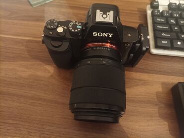 kamera wi fi: Sony A7 satlir 
monitor 
5 dene baterya 
baterya girib