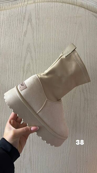 Ugg obuća: Ugg čizme — 19