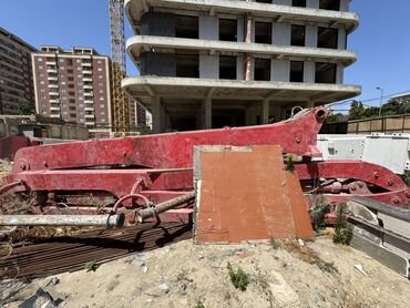 afdamabil ve xususi texnka: Qırmızı rəngdə, iri tikinti beton ponpasi bir hissəsi. İnşaat