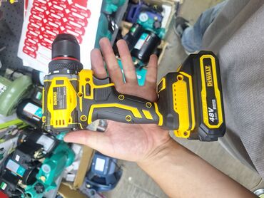 шуруповерт деволт: Ударная дрель-шуруповерт DeWalt, выполненная в желто-черном цвете