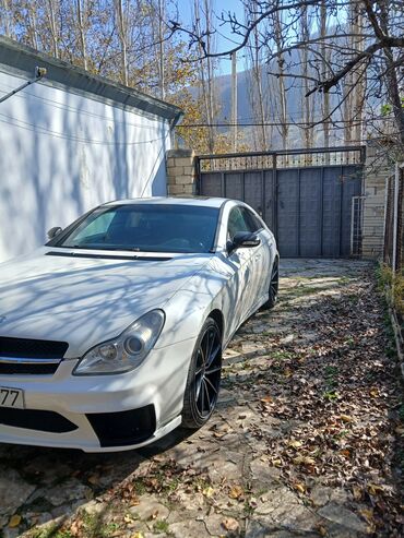 Mercedes-Benz: Mercedes-Benz sedan - Kuzov: ağ rəng, 4 qapı - Nömrə: 99-SC-677 (AZ) — 12