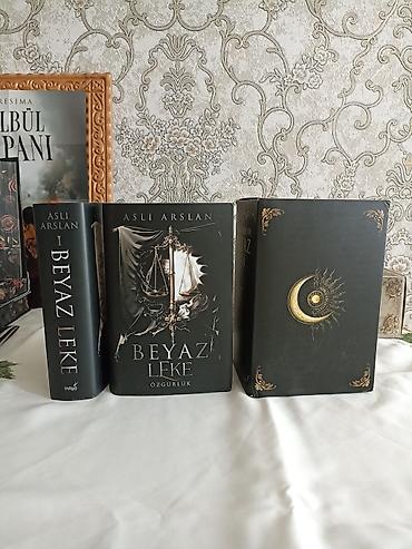 Kitablar və jurnallar: Aslı Arslan – “Beyaz Leke” seriyası (qutu set) Təsvir: - Tam seriya — 3