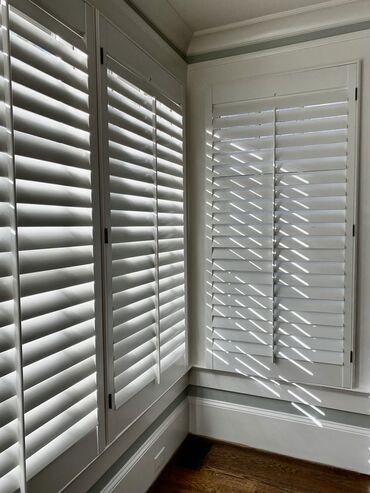 жалюзи на окна в баку: - Zərif, müasir görünüş: hamar, vahid səth və incə alt profil ilə