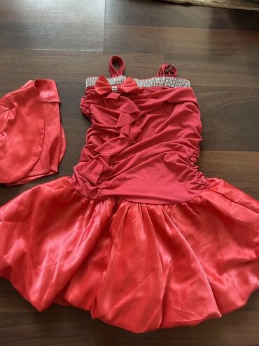 красная футболка: Платье с жилеткой