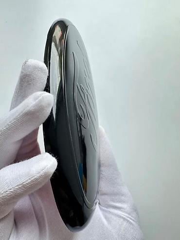 Emblemlər və nişanlar: Məhsul: Ford loqolu ön radiator emblemi (qara “blackout” dizayn) — 3