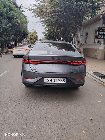 elektrik moto: BYD Qin Plus DM-i sedan - Kuzov: aerodinamik sedan, boz metalik rəng — 6