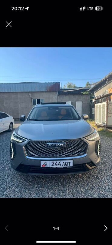 машина гетис: Серый кроссовер Haval, оснащенный широкой радиаторной решеткой и