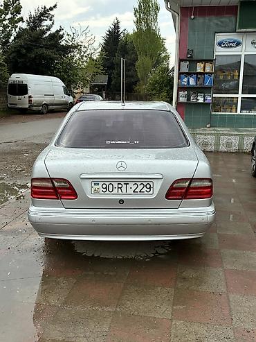 Mercedes-Benz: Mercedes-Benz E-Class: 2.4 l | 2000 il Sedan — 13