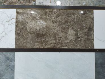 metbex ucun isiqlar: Mərmər effektli, müxtəlif çalarlarda keramika plitələri. Hamam, mətbəx