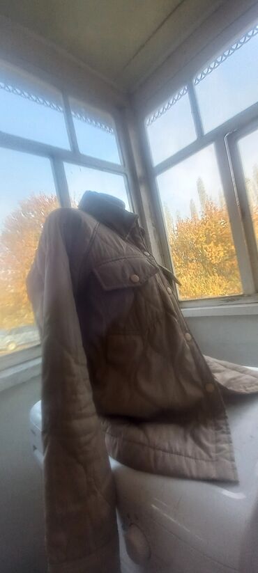 где можно купить в бишкеке горнолыжный костюм: Стеганая куртка-рубашка цвета хаки/оливкового оттенка. Особенности: -