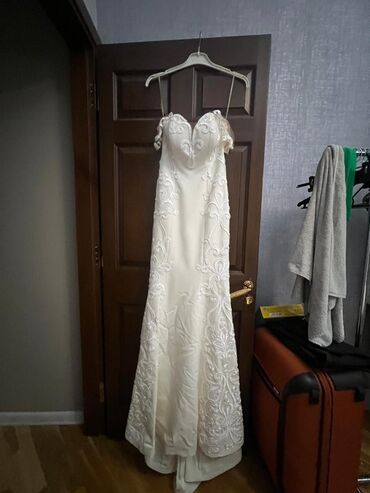 Toy paltarları: Ağ rəngli zərif gəlinlik - Model: baldırdan enən düz/yarı-fleyta — 33