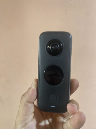 Bu, iki linzalı yığcam qara 360 dərəcə kameradır. Kameranın uzunsov