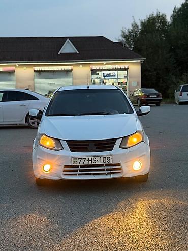 turbo az gaz 24: Ağ rəngli sedan, “Limited Edition” arxa nişanlaması ilə. Kompakt — 1