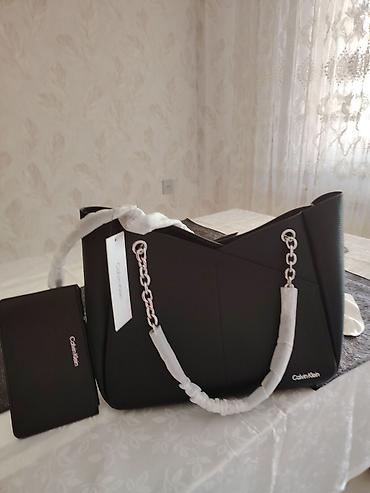 triko dest: Calvin Klein qadın çantası və cüzdan dəsti. Qara rəngli, zərif və — 1