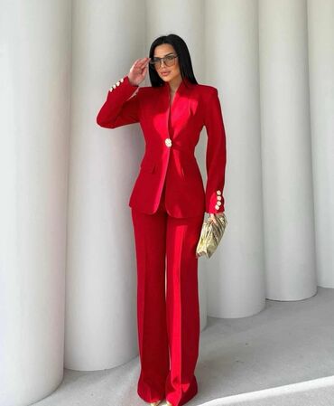 Kostimi: Elegantno žensko odelo u više boja, sa sakoom i pantalonama. Sako ima — 7
