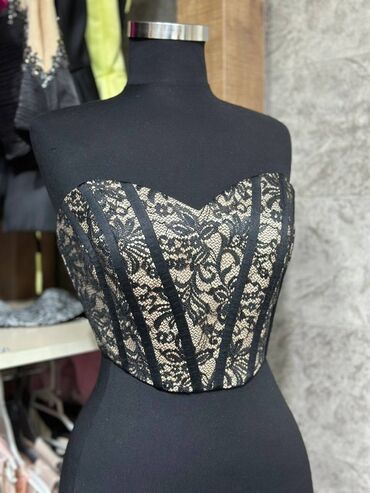 hicab paltar: Qara krujeva detallı strapless korset top - Model: ürək formalı
