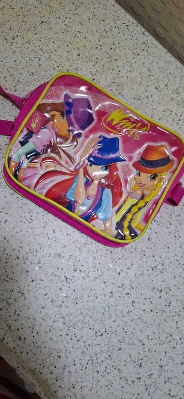 Məktəb çantaları: Fərqli ölçü və dizaynlarda uşaq çantaları dəsti. Çantalar müxtəlif — 10