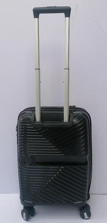 Putni koferi i torbe: Crni čvrsti kofer sa teksturiranim dizajnom, idealan za putovanja — 5