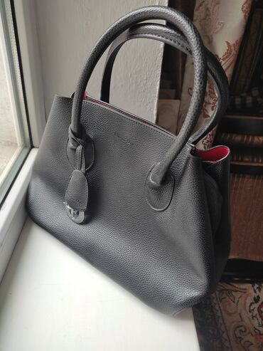 женскую сумку серого цвета: Сумка женская в отличном состоянии, большая, вместительная, черного