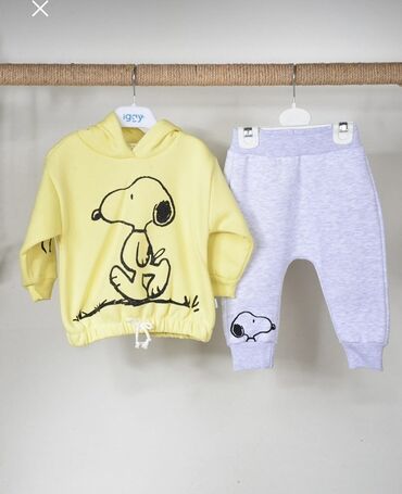 toxunma uşaq paltoları: Uşaq geyim dəsti – 2 parça - Üst: Açıq sarı kapüşonlu svitşot. Ön