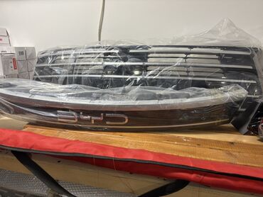 s class guzguleri: Məhsul: BYD ön radiator barmaqlığı (emblemlə) Təsvir: - Avtomobil