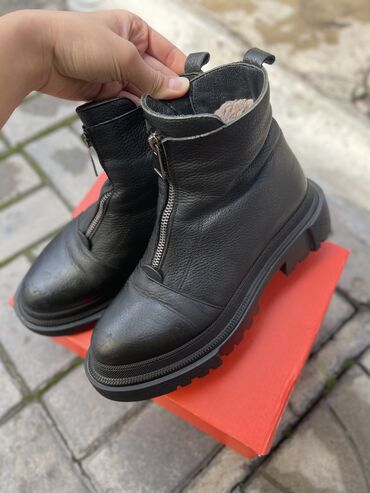 зимняя обувь мужские: Зимние ботинки/сапожки из натуральной кожи. Покупала в баскони за