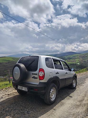 Chevrolet: Chevrolet Niva SUV - Kuzov: 5 qapılı, gümüşü rəngli, plastik qoruyucu — 9