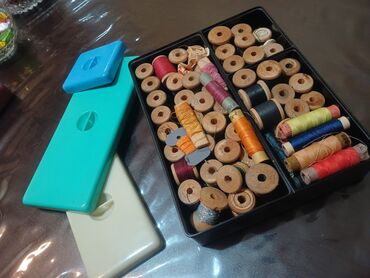 ağıllı şap: Tikiş ləvazimatları dəsti – bobinlər və saplar - Qara plastik baza
