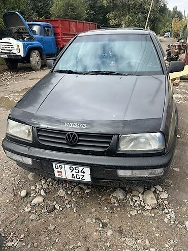 Volkswagen Vento: 1991 г., 2 л, Механика, Бензин, Седан