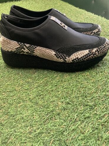 женские слипоны на высокой подошве: Qadın slip-on ayaqqabı,38 razmer . Sifariş ilə gəlib ayagıma boyükdür