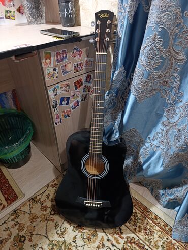 настройка гитары: Гитара в черном цвете